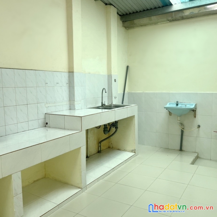 Nhà thuê hẻm 80 trần nguyên hãn p13q8 - giá : 7.5 triệu