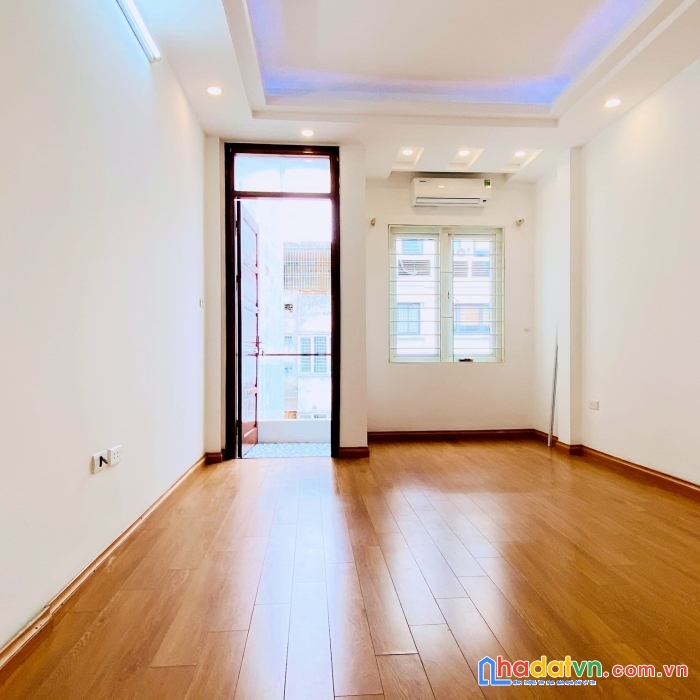 Chủ cần bán gấp nhà phố khương trung quận thanh xuân dt:35m2 5 tầng mt:3.5m 3 phòng ngủ rộng