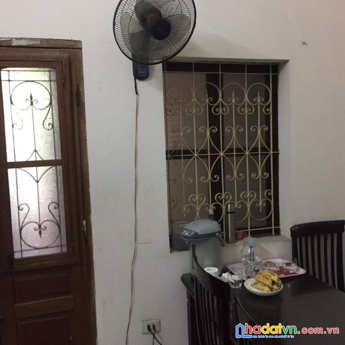 Cho thuê căn hộ tầng 2 có 3 phòng địa chỉ: a5, 105/8 phố láng hạ, điện nước giá dân