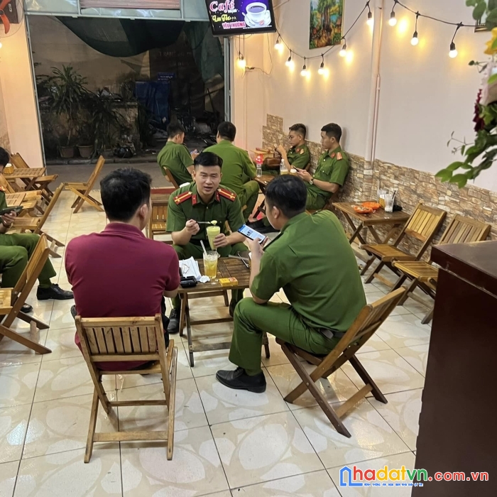 Sang nhượng quán cafe.....cổng số 2 học việc cảnh sát