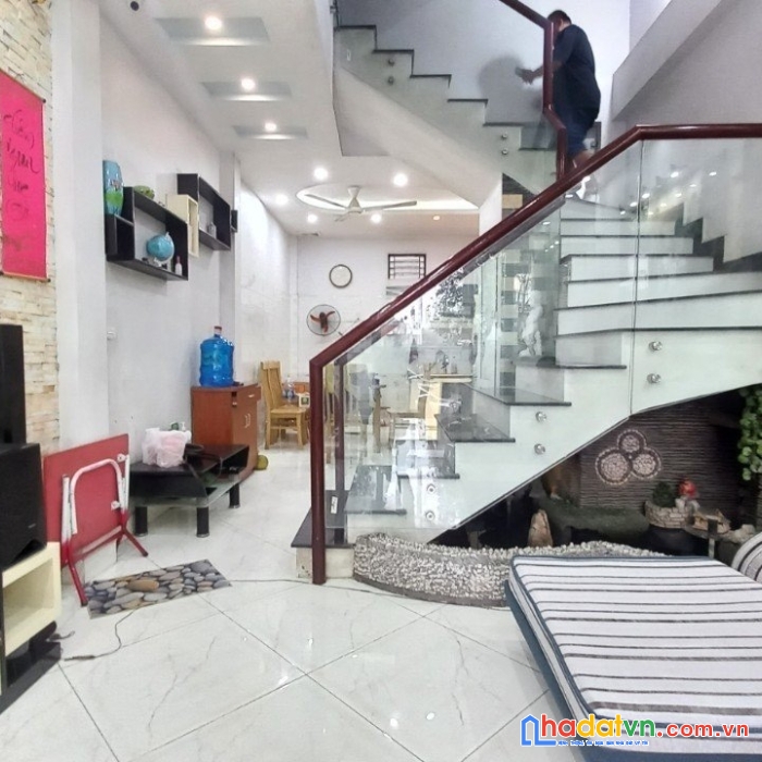 Cho thuê nhà #chùa_láng, 50m2. 4 ngủ. full đồ. 15 tr/tháng 0345781138