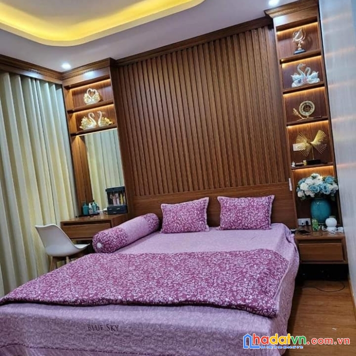Bán nhà phố hoàng cầu, đống đa 56m, 5 tầng, mt 4.2m. giá: 14.5 tỷ