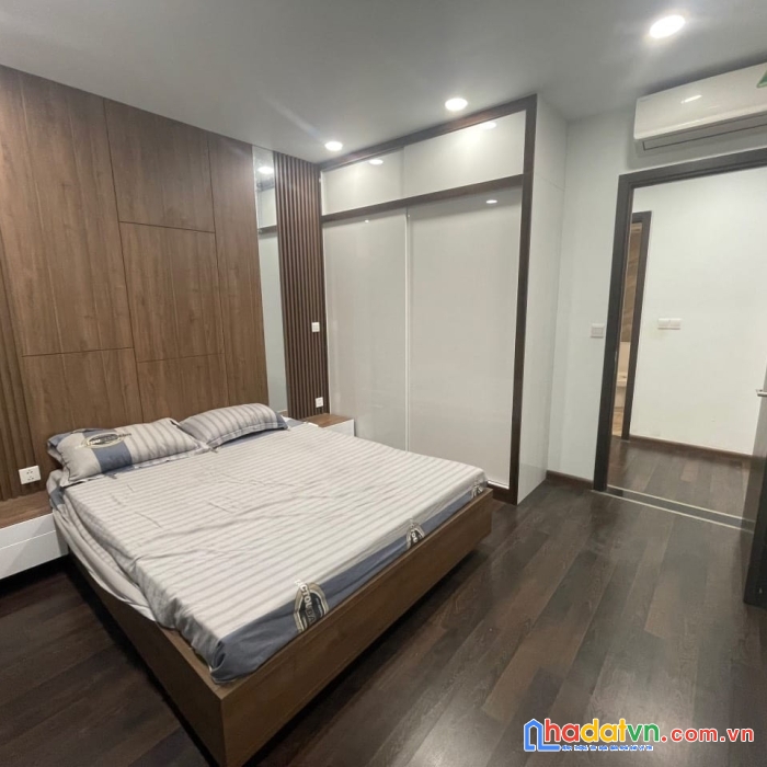Bán nhà phố hoàng cầu, đống đa 56m, 5 tầng, mt 4.2m. giá: 14.5 tỷ
