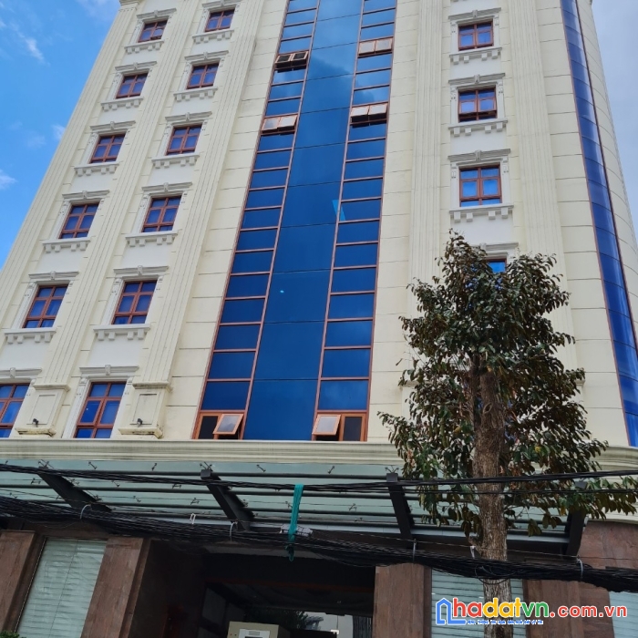 Bán tòa nhà văn phòng 2mt cạnh vincom đường 2 chiều 30m: 650m2, hầm, 8 tầng, hđt: 750tr. giá bán: