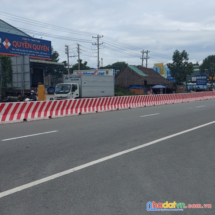 Kho bãi, nhà xưỡng mặt tiền quốc lộ 13 rộng 2200m2 gia rẻ