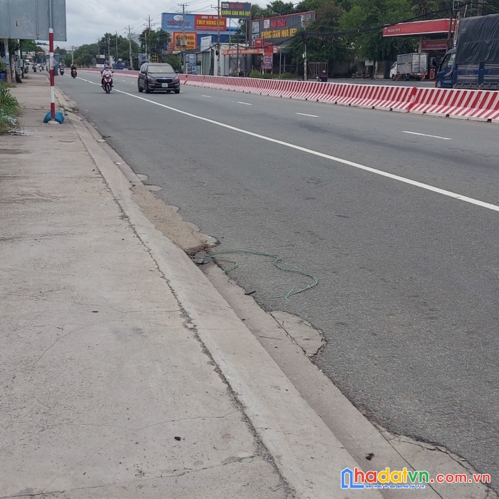 Kho bãi, nhà xưỡng mặt tiền quốc lộ 13 rộng 2200m2 gia rẻ