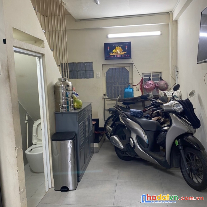 Bán nhà đẹp rẻ  mặt tiền chợ kinh doanh đoàn văn bơ q4 
cách q1 - 100m ngang 3.1 x 13.5m giảm 2,3