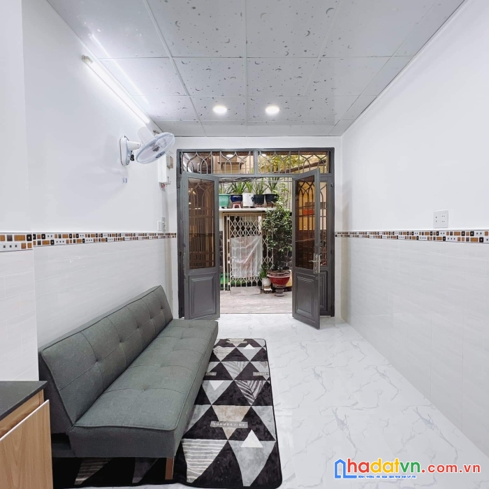 Bán nhà rẻ đẹp bến vân đồn q4 cách q1- 100 m -
 ngang 3 x 7- 2 tấm 2 phòng ngũ 2wc
có 2 tỷ..