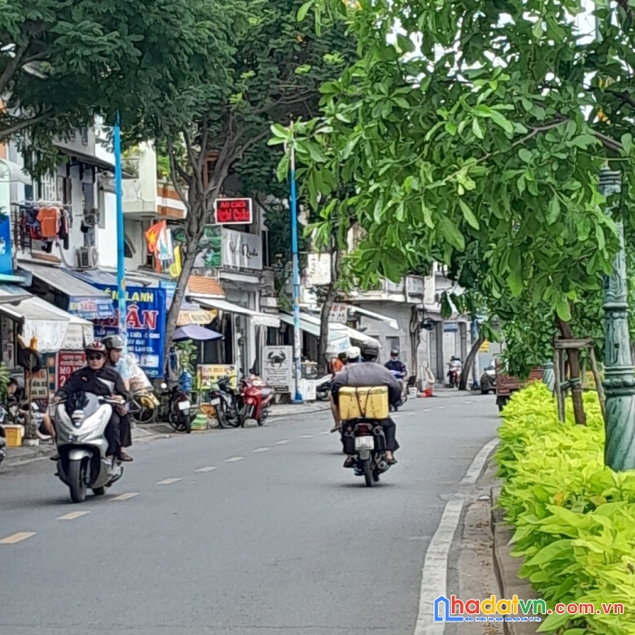 Cần tiền bán gấp nhà nát 99m2 đường lò gốm, p8, quận 6 với 6.1 tỷ
