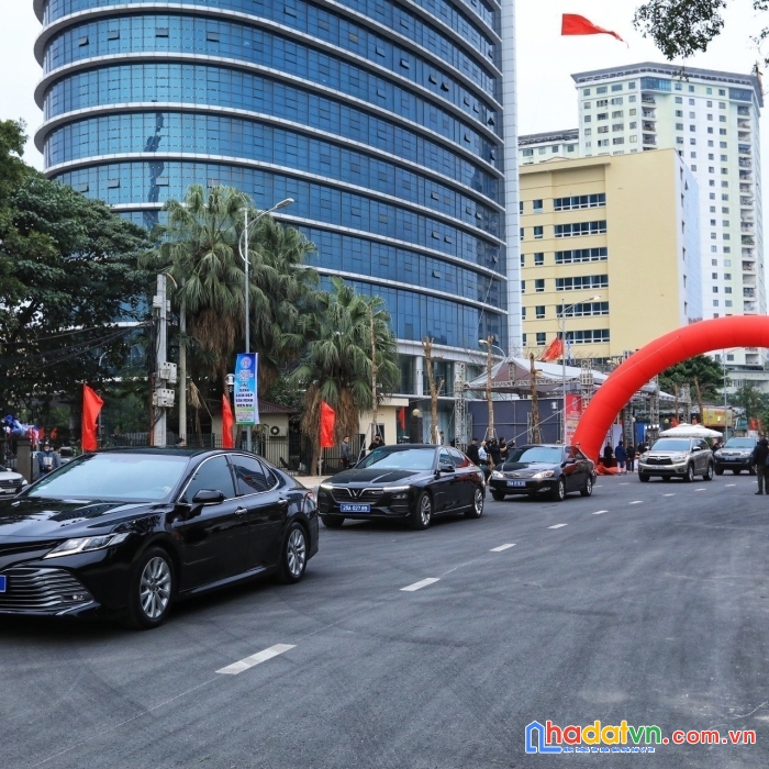 Bán nhà mặt phố huỳnh thúc kháng đống đa 150m2, mặt tiền 8m lô góc 3 mặt thoáng 
