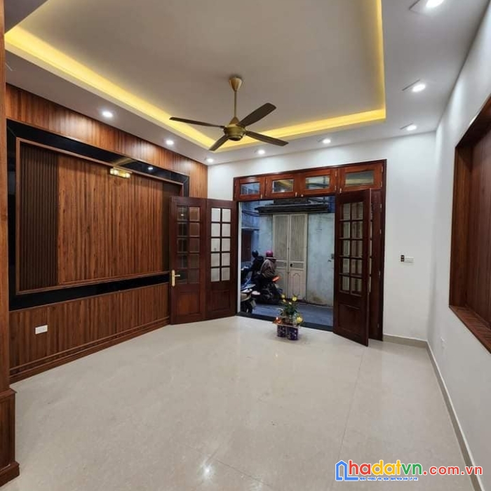 Bán nhà giáp bát 50m2 x5t,giá 4,5 tỷ,ngõ nông,rộng,đẹp,ở luôn