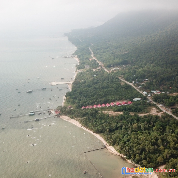 Bán đất mặt biển cây sao phú quốc lưng tựa núi, mặt hướng biển.