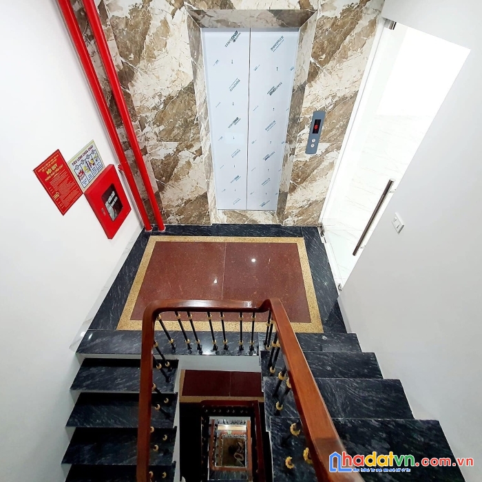 Bán tòa nhà văn phòng phố hoàng quốc việt 123m2 9 tầng, mặt tiền 6.5m lô góc view đẹp
