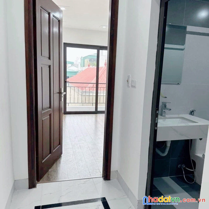 Nhà ngõ phố tam trinh 50m x 5t 5.2 tỷ, ngõ thông, ô tô đỗ cửa, nhà mới đẹp.