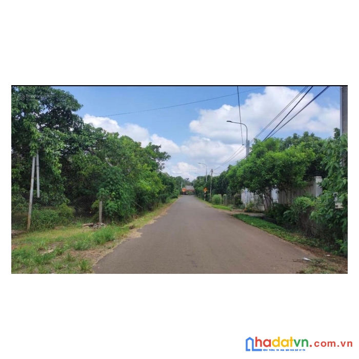 Bán đất tặng luôn ngôi nhà c4 mới xây xong luôn anh chị ơi
