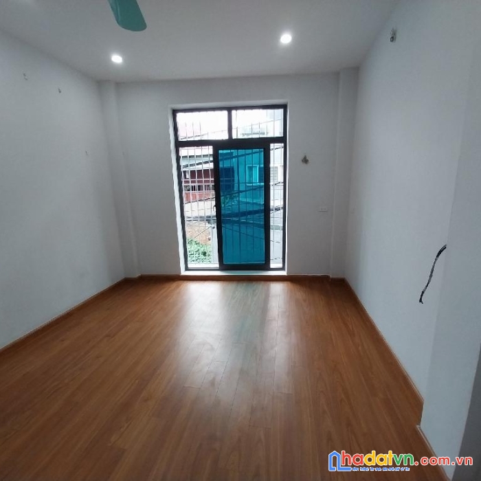 Tây hồ – nghi tàm- nhà mặt ngõ 3 tầng mới- ô tô đỗ cạnh nhà – 1.95 tỷ . 