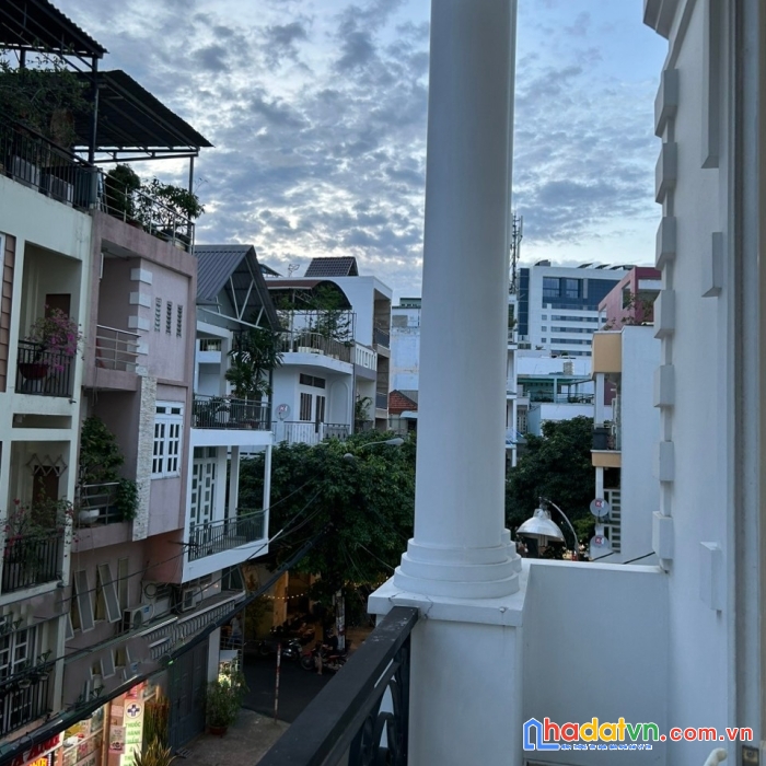 Cực hót, tòa nhà mt 6 tầng lô góc khu e tow cộng hòa q.t bình, 5.3 x 22