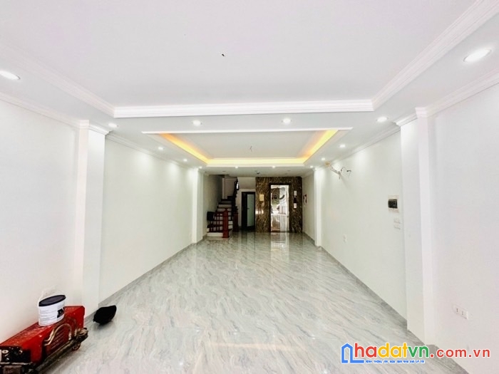 Bán tòa nhà vp khu phân lô đền lừ 70m * 7t mặt tiền 5.5m, ô tô tránh 15 tỷ, thang máy, nhà mới.