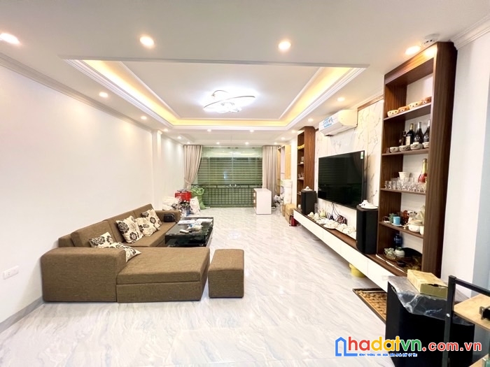 Bán tòa nhà vp khu phân lô đền lừ 70m * 7t mặt tiền 5.5m, ô tô tránh 15 tỷ, thang máy, nhà mới.