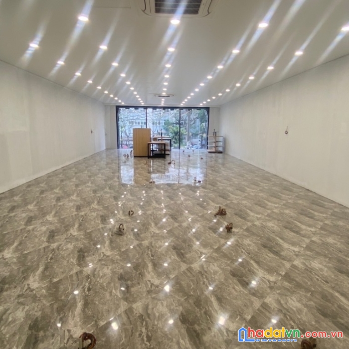 Bán tòa nhà văn phòng quận hai bà trưng. 100m2 9 tầng, phân lô, vỉa hè, ô tô tránh, ngõ thông, nhà mới, kd luôn