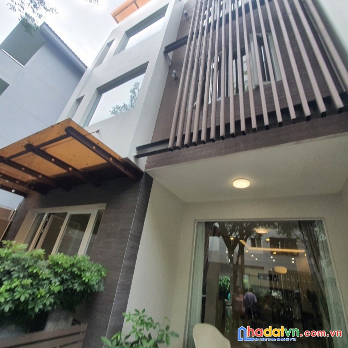 Nhà 8x18,5m 4 lầu biệt thự tấn trường phường phú thuận quận 7