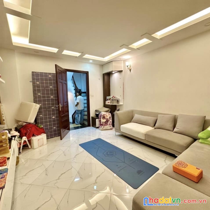 Bán nhà phố 8/3, hai bà trưng 32m, 5 tầng. giá: 6 tỷ