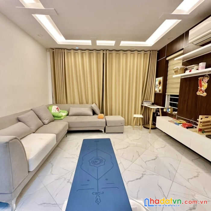 Bán nhà phố 8/3, hai bà trưng 32m, 5 tầng. giá: 6 tỷ