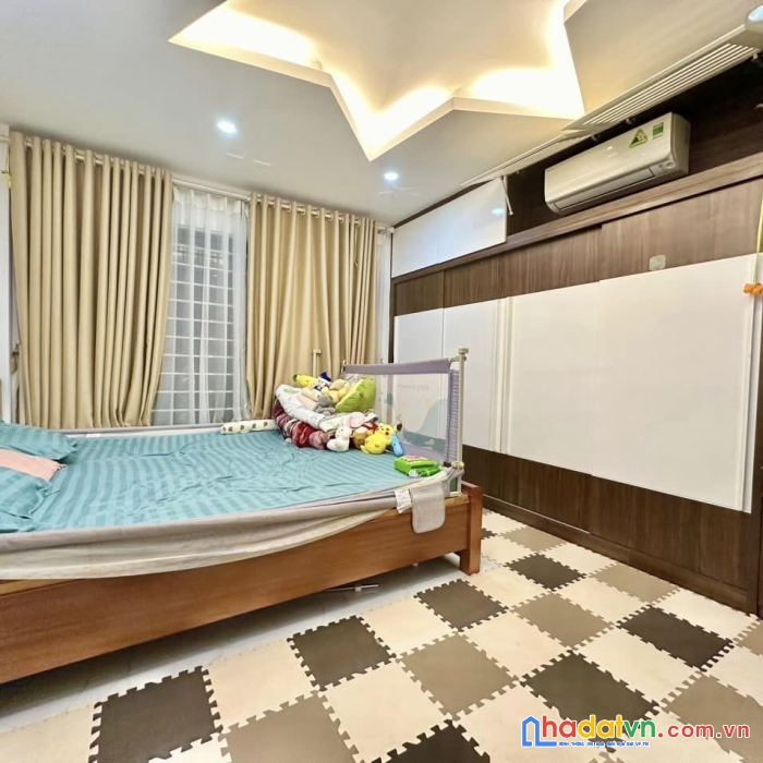 Bán nhà phố 8/3, hai bà trưng 32m, 5 tầng. giá: 6 tỷ