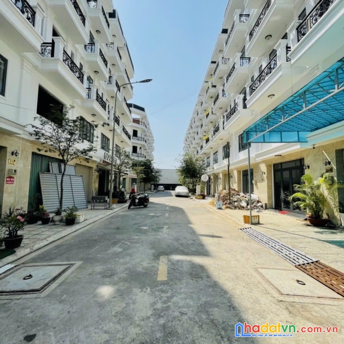 Nhà phố khu dân cư đông an ninh sổ hồng riêng chính chủ, mặt tiền chợ 