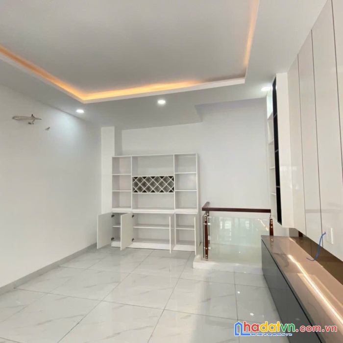 Nhà phố khu dân cư đông an ninh sổ hồng riêng chính chủ, mặt tiền chợ 