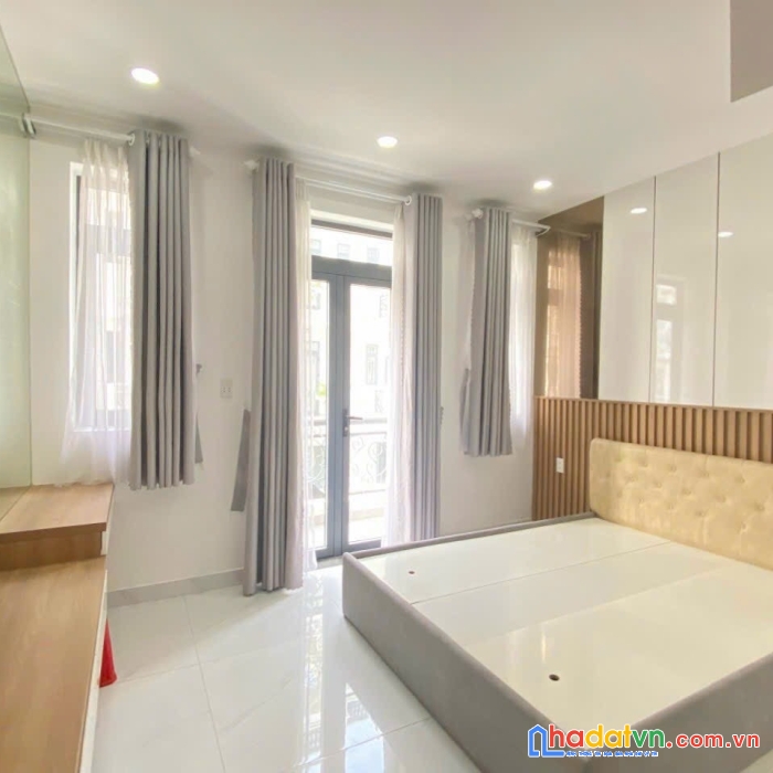 Nhà phố khu dân cư đông an ninh sổ hồng riêng chính chủ, mặt tiền chợ 