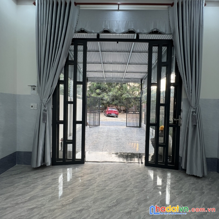 Bán gấp nhà để đi định cư nước ngoài, ô tô đậu trong nhà
