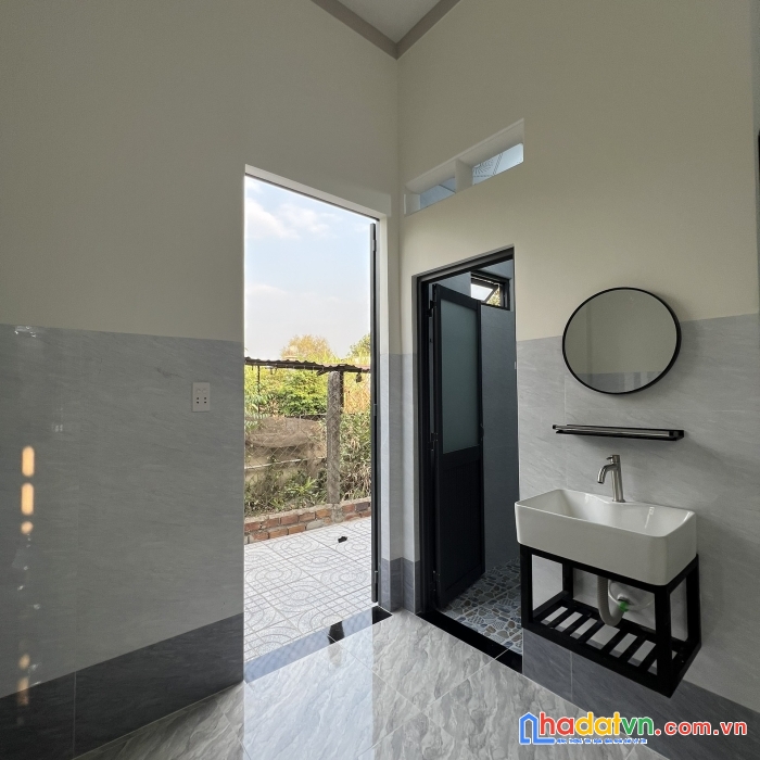 Bán gấp nhà để đi định cư nước ngoài, ô tô đậu trong nhà
