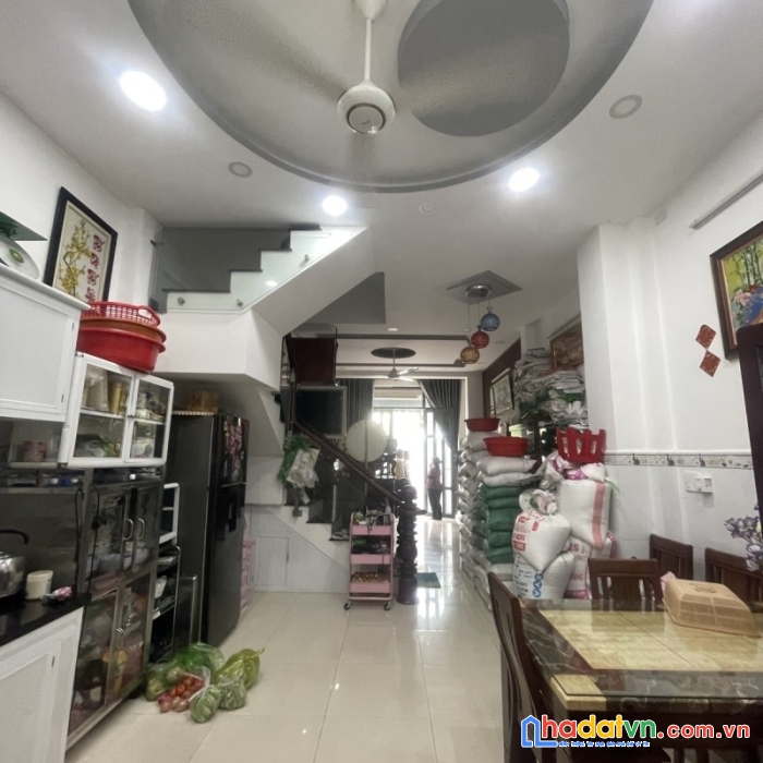 Chỉ 3.95 tỷ, nhà 50m2, 4 tầng, 4.2m x 12m sổ hoàn công đủ. 