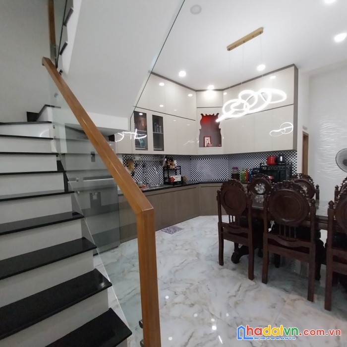 Do chủ đi nước ngoài nên cần bán gấp căn nhà full nội thất gỗ