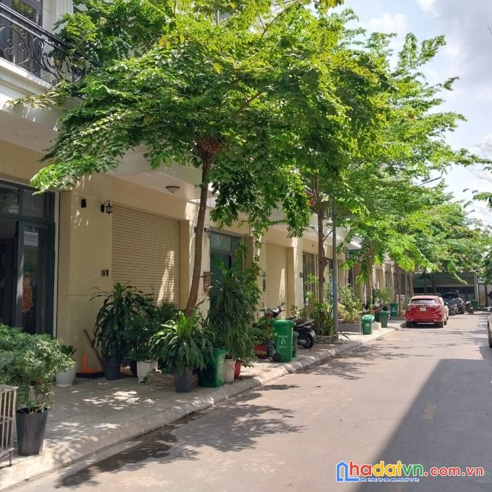 Do chủ đi nước ngoài nên cần bán gấp căn nhà full nội thất gỗ