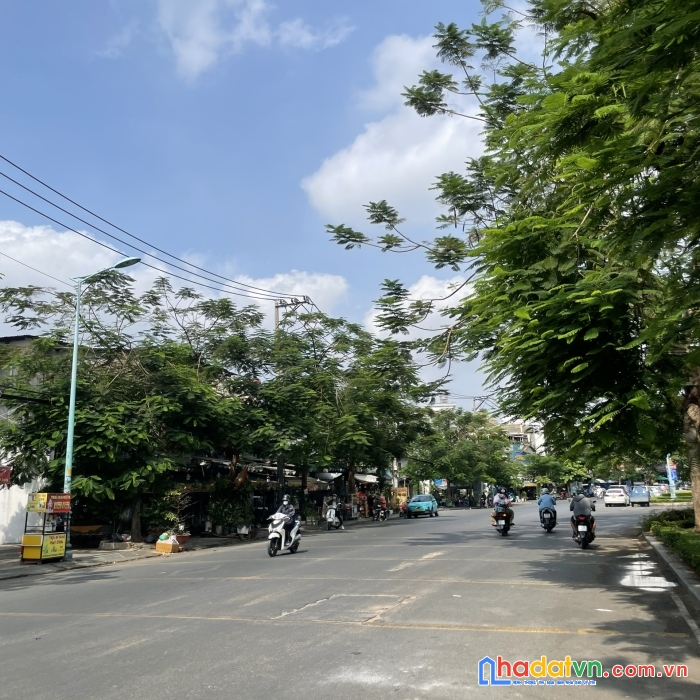 Bán căn villa làng báo chí, p. thảo điền- quận 2. dt: 10x12. giá: thương lượng.