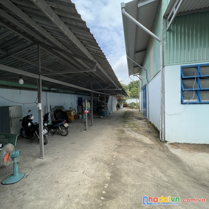Bán kho xưởng góc 2 mặt tiền đường bảy tấn, ngang 28m, vuông vức, đường xe cont
