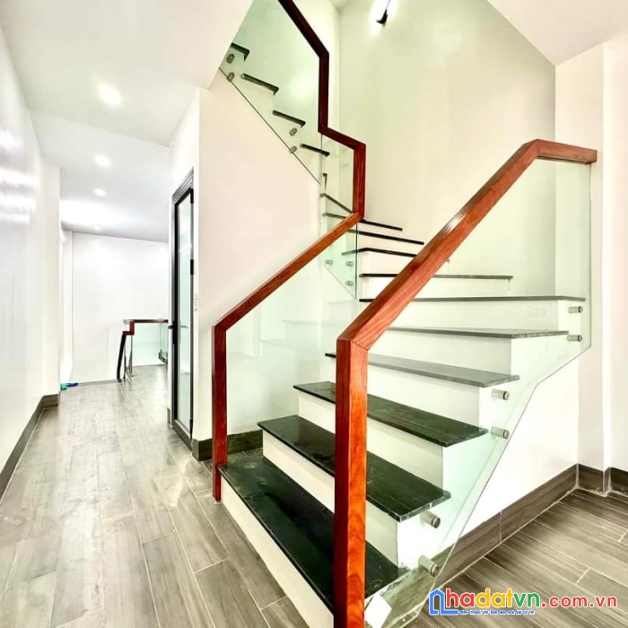 Bán nhà mặt chợ bia bà la khê hđ, dt 35m, 5tầng mặt tiền 3,2m giá 7.9tỷ tl