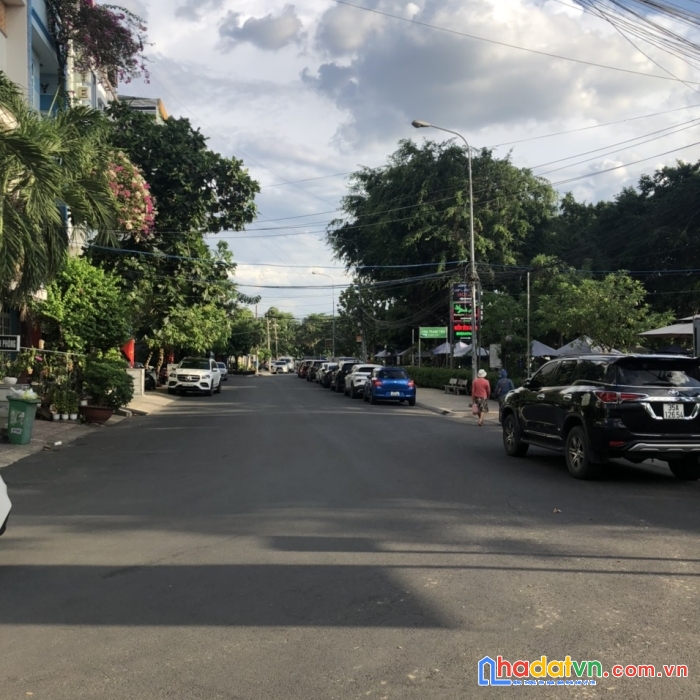 Bán gấp căn nhà đường trần não đối diện công viên cầu sài gòn. giá: 19 tỷ