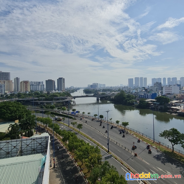 Bán tòa nhà văn phòng mt đường võ văn kiệt. dt: 8,2 x18. hầm + 8 tầng