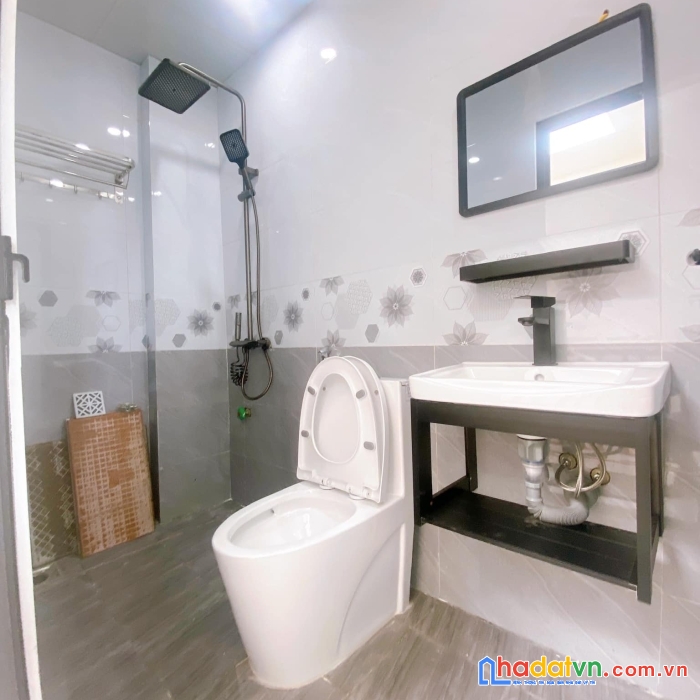 Rẻ quá! với 1,65tỷ có ngay nhà 3t*33m2, ô tô đỗ cửa, ngay ubnd, chợ, trường, cuối đồng mai