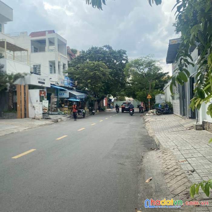 Bán đất mặt tiền đường quốc hương- thảo điền. quận 2.giá: 219 triệu/m2