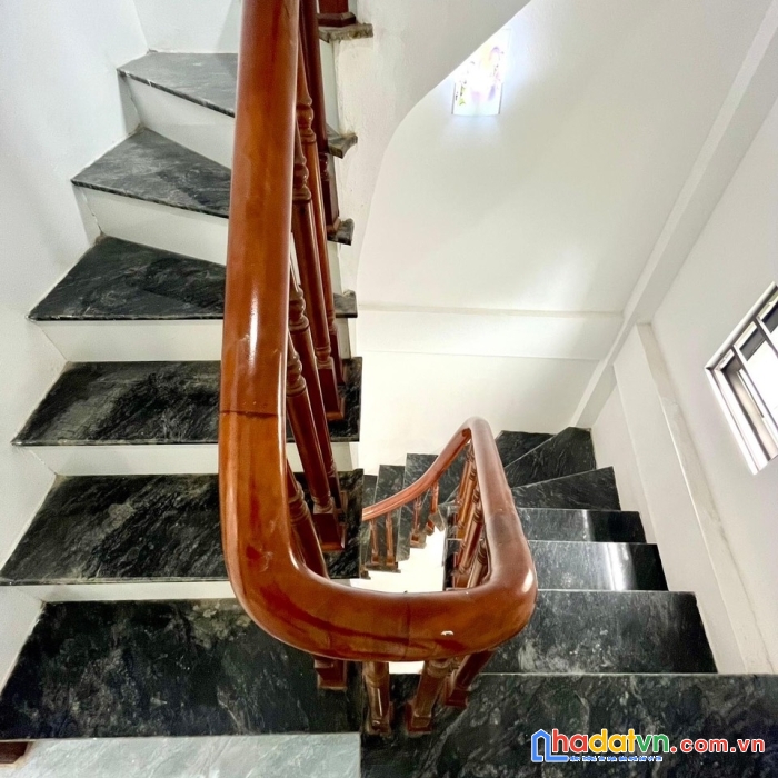 Cc bán nhà đang xây 3t(42m)- đủ tiện ích- cách cầu đại thành 50m. chỉ 2.550tỷ