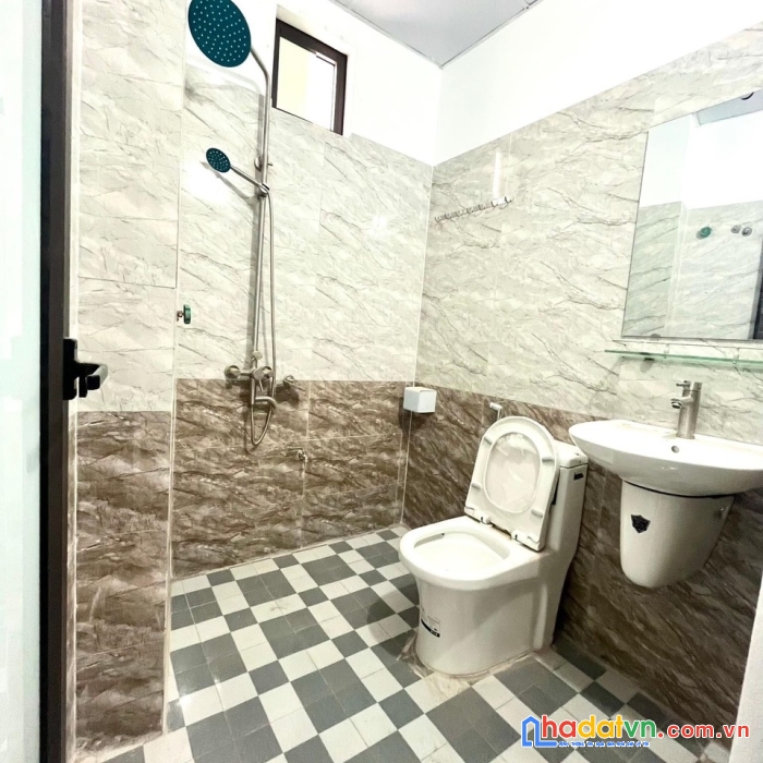 Cc bán nhà đang xây 3t(42m)- đủ tiện ích- cách cầu đại thành 50m. chỉ 2.550tỷ