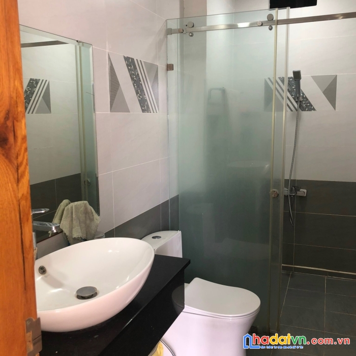 Bán nhà mặt tiền đường bình lợi. dt sử dụng: 240m2 .trệt + 4 tầng. giá: 15.8 tỷ