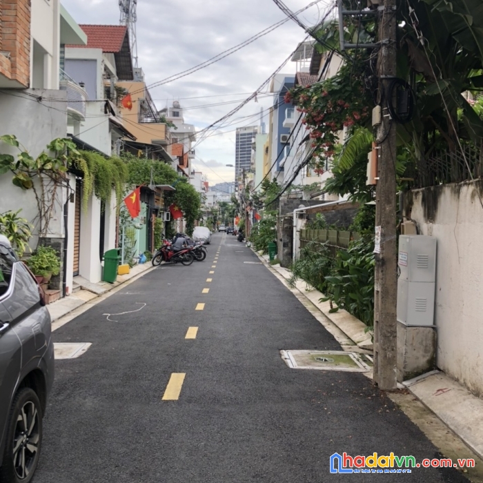 Cần bán căn nhà khu làng báo chí - thảo điền. dt: 6.3 x11 ( 3tầng). giá: 16 tỷ