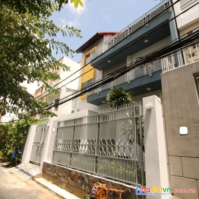 Cần bán căn nhà khu làng báo chí - thảo điền. dt: 6.3 x11 ( 3tầng). giá: 16 tỷ