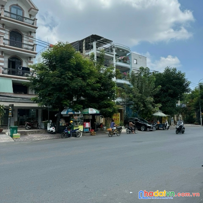 Bán đất nền mặt tiền đường quốc hương - thảo điền quận 2. dt: 365m2 giá: 220 triệu/m2