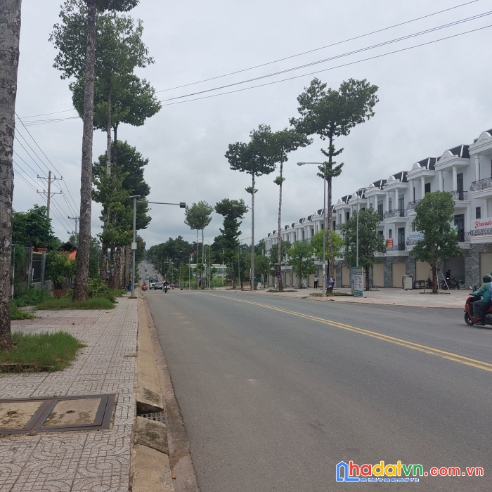 Nhà lầu mặt tiền đường cạnh bên trung tâm thương mại 4 tầng giá 2.2 tỷ